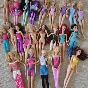 Lot Of 23 Assorted Fashion Dolls Barbie Monster High Disney Princess